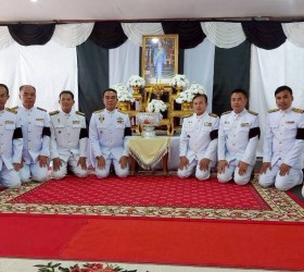 พิธีสรงน้ำพระบรมศพ และลงนามแสดงความไว้อาลัยเบื้องหน้าพระฉายาลักษณ์ สมเด็จพระนางเจ้าสิริกิต์ พระบรมราชินีนาถ พระบรมราชชนนีพันปีหลวง